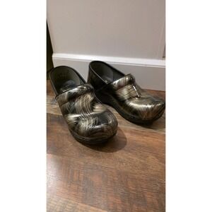 Dansko XP 2.0 Patent Clogs Women Sz6 Lightweight Slip-Resistant Footwear Comfort